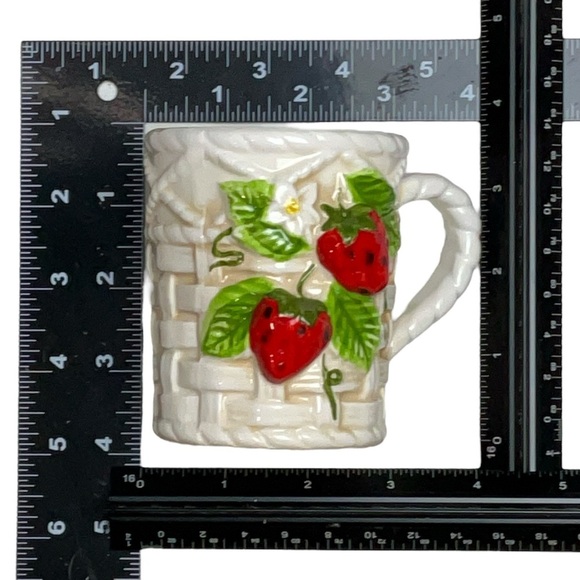 Vintage Sears Roebuck Strawberry Mugs Ceramic Basket Weave 4 Piece Cup Set 1981 - Picture 3 of 13